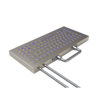 Tastiera industriale retroilluminata per desktop con due cavi robusti e maniglia portatile, progettata e realizzata appositamente per la RUMO Logística in Brasile